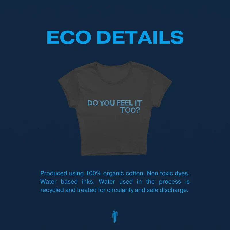 Eco details of the black crop baby T-shirt with "DO YOU FEEL IT TOO?" in blue from Billie Eilish merch, produced with 100% organic cotton and non-toxic dyes.